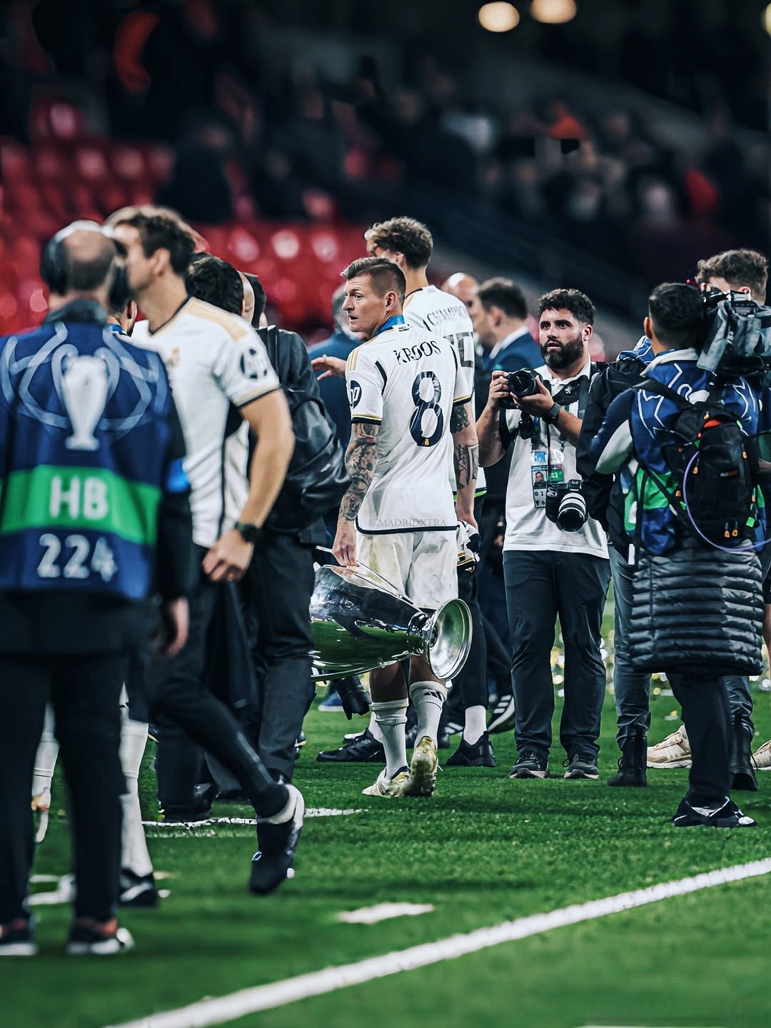 开云登录入口 -皇家马德里发布备战花絮，窗口期伤情更新，欧冠任务艰巨，团队化学反应显著 